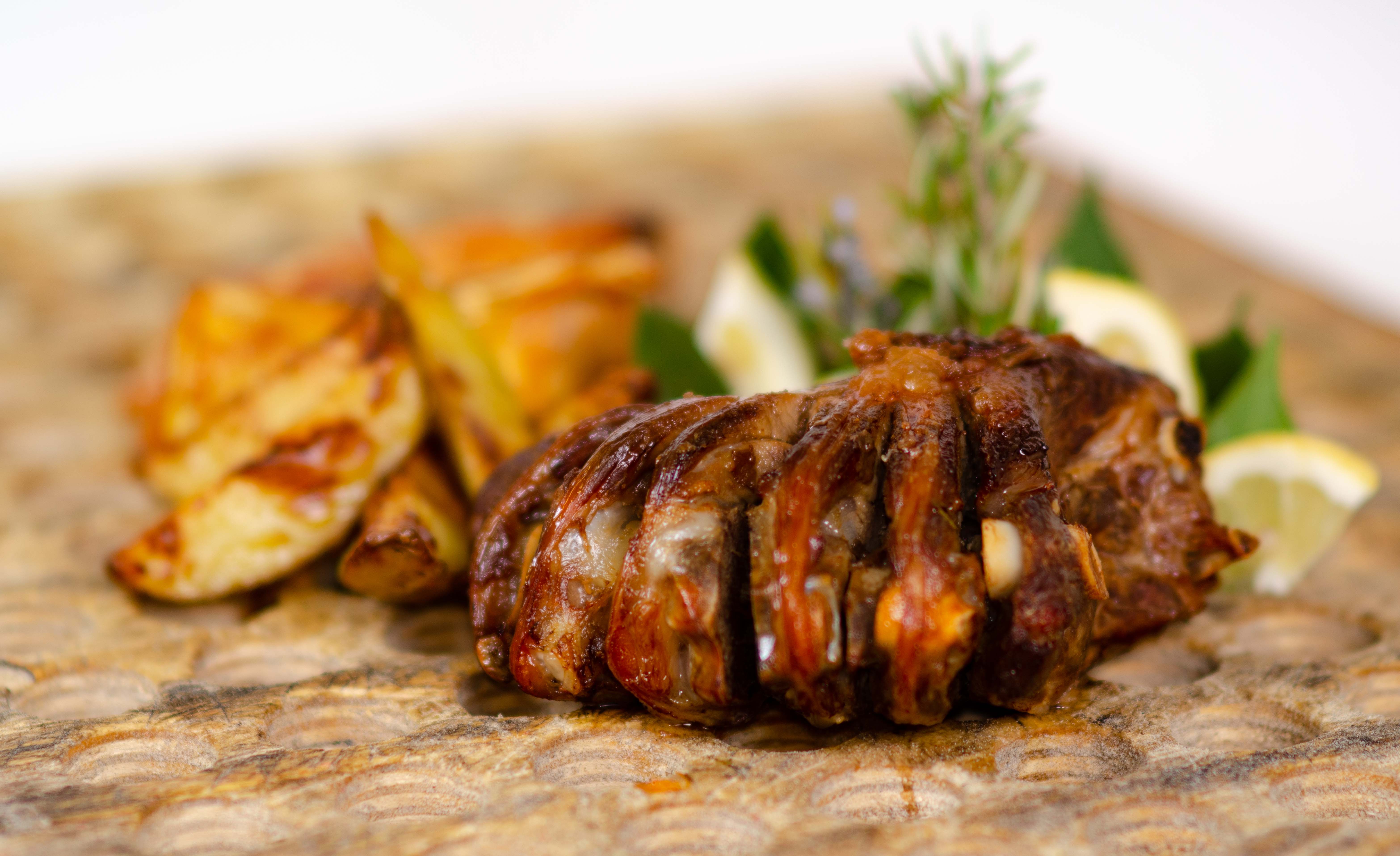 Coscio d'Agnello con patate. - Triglia Di Bosco